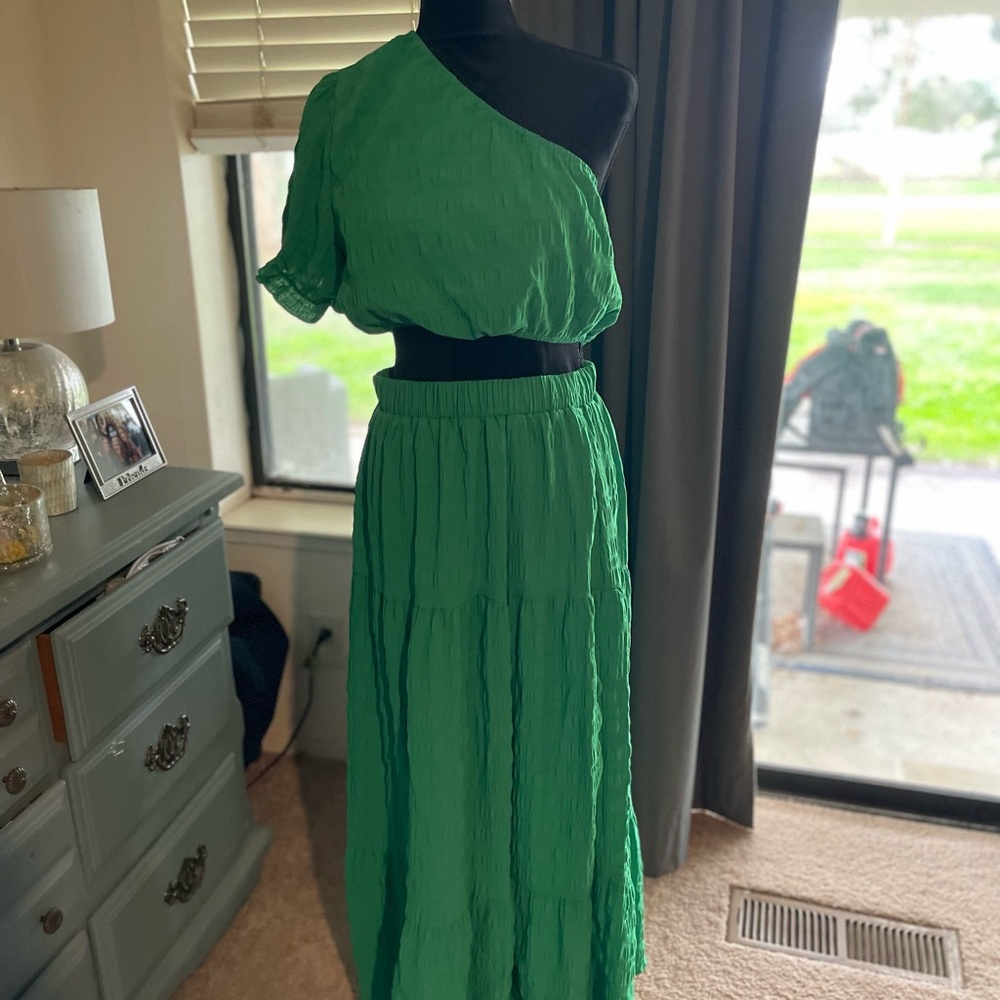 Elegant Green One-Shoulder Dress